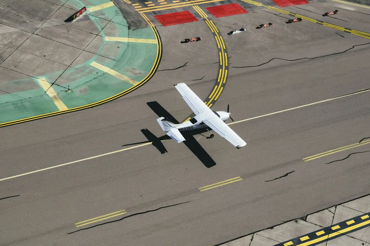Abogado de accidentes de aviación en San Antonio: una avioneta vista desde arriba en la pista de un aeropuerto