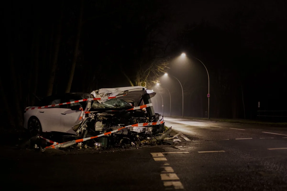 Abogado de accidentes de auto en Fort Worth: un auto destrozado acordonado en una carretera oscura tras un choque nocturno
