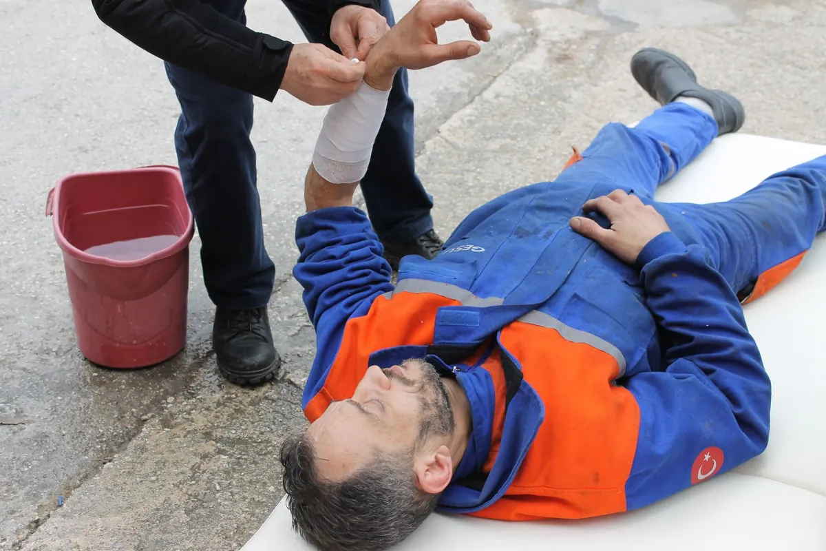 Abogado de lesiones personales en New Braunfels: un trabajador lesionado en el suelo mientras le vendan una pierna