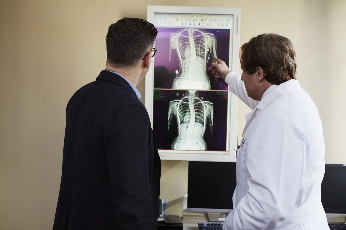 Abogado de lesiones personales en Richardson: dos médicos revisando una radiografía de lesión