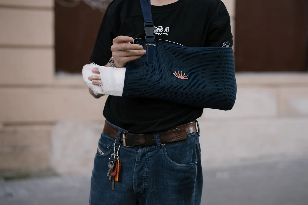 Abogado de lesiones personales en San Antonio: un hombre con un cabestrillo y la mano vendada tras un accidente