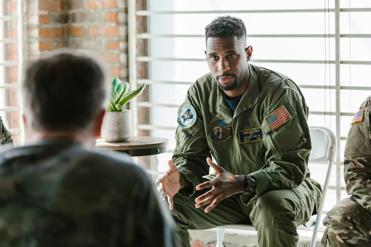 Abogado de apelaciones del VA en San Antonio: un militar conversando con otros miembros del servicio en uniforme